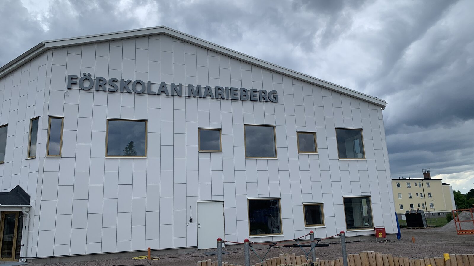 Fasadskylt monterad på Förskolan Marieberg, Skaraborg