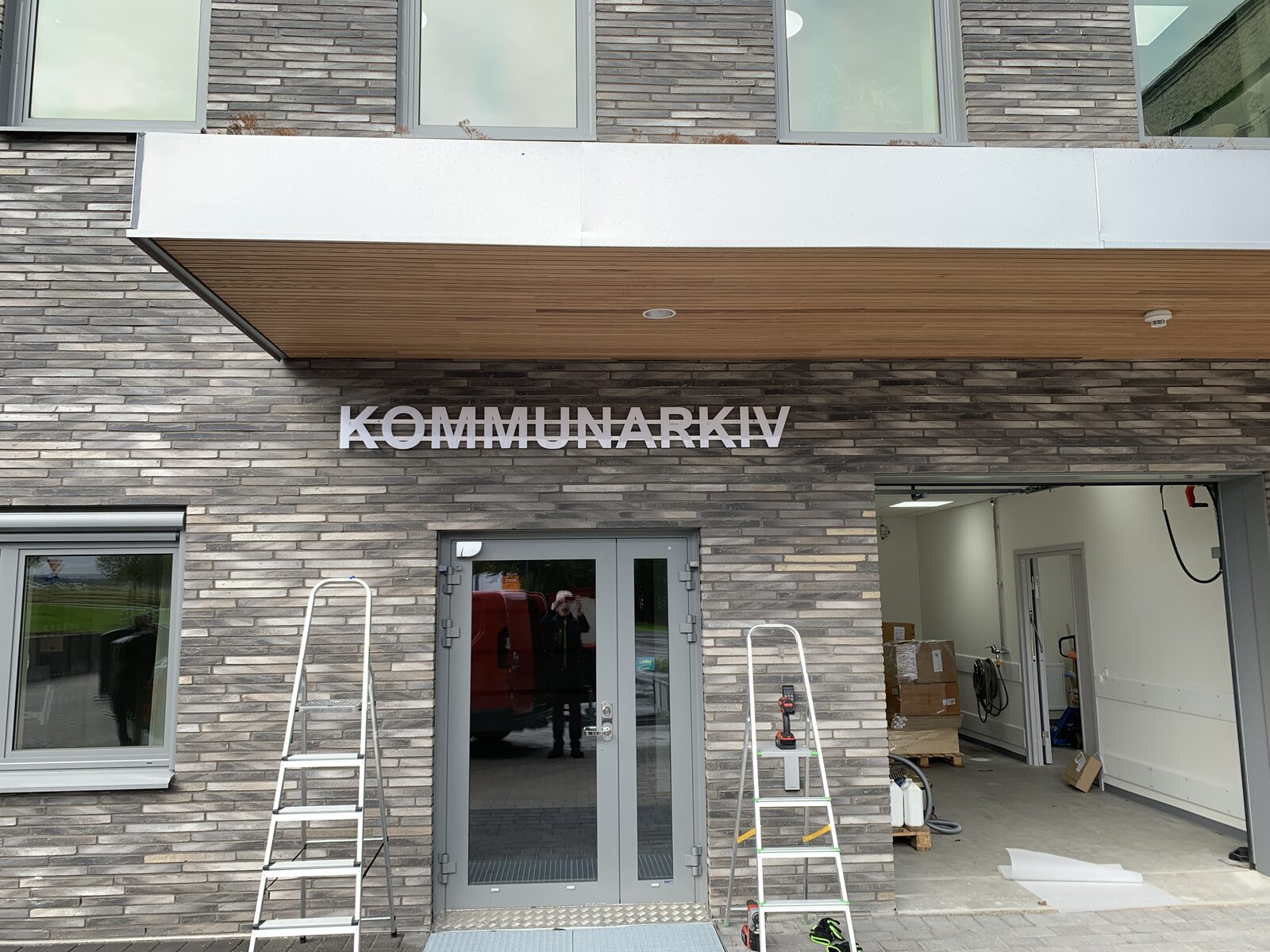 Fasadskylt, kommunarkiv i Skaraborg