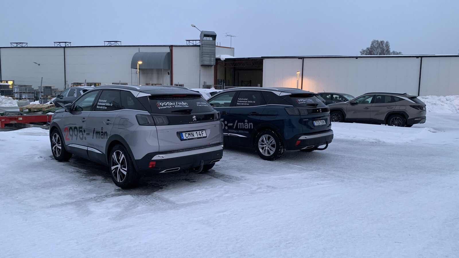 Kampanjdekor på bilar hos lokal bilhandlare, Skaraborg