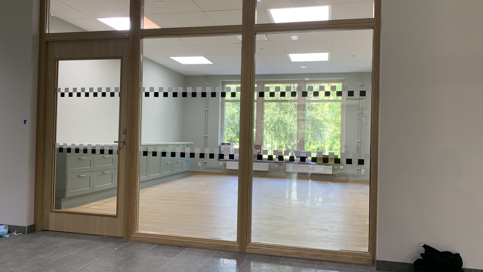 Kontrastmarkerat glasparti, offentlig lokal, Skaraborg