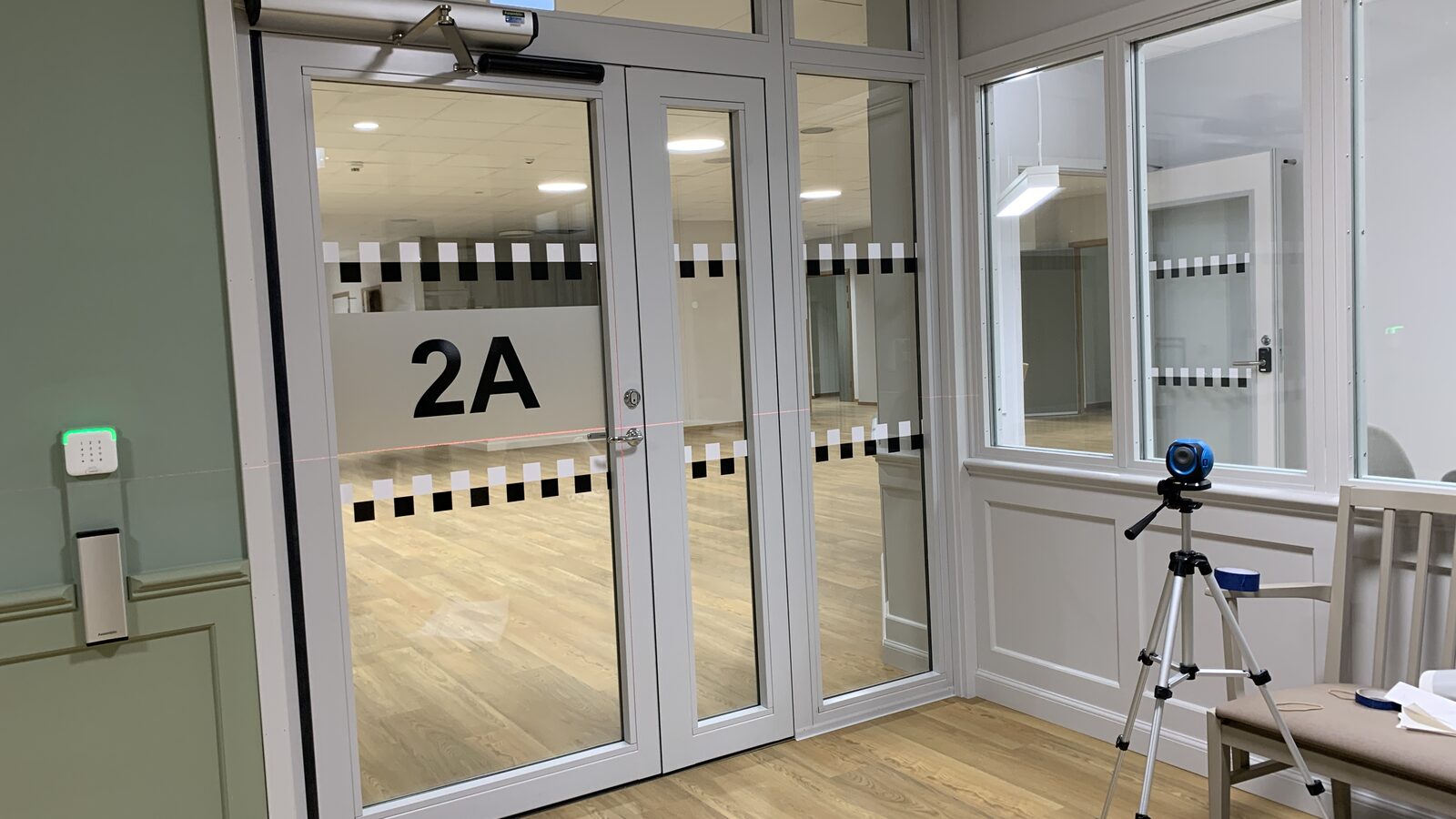 Kontrastmarkerad glasdörr, offentlig lokal, Skaraborg